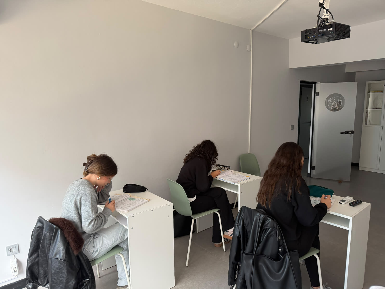 Matedor Akademi Kütüphanesinde soru çözen öğrenciler